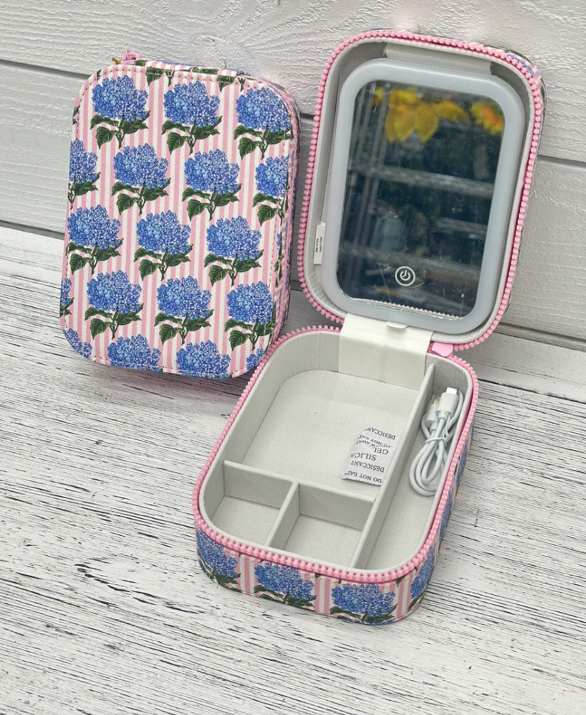 Simply Southern Light Up Jewelry Case
L: 6.75" x W: 5" x H:2.5"